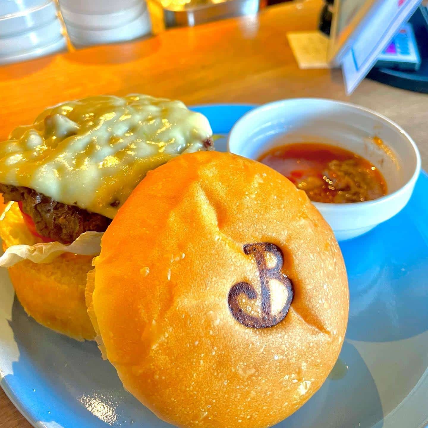 ビーチに近いハンバーガー店!
